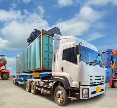 Transporteur de conteneur au départ de Fos-sur-Mer