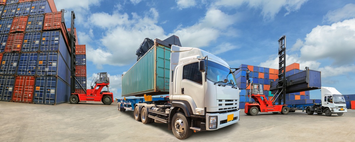 Transporteur de conteneur au départ de Fos-sur-Mer